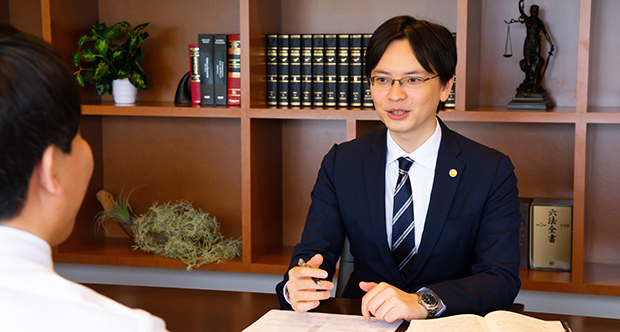 弁護活動を開始